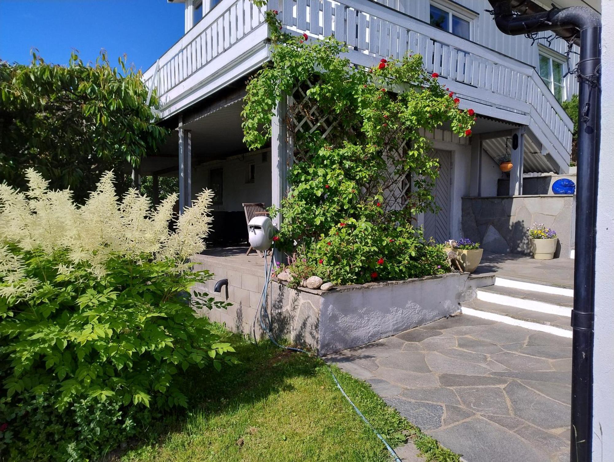 Koselig Liten Med Hyggelig Uteplass *
